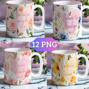 Puede incluir: Cuatro tazas de cerámica blanca con diseños florales y textos en forma de corazón. Las tazas presentan frases en español, incluyendo "Dios está en medio de ella" y "Jehová te Bendiga". Las tazas están decoradas con flores y tienen asas blancas.