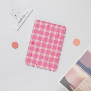 Può includere: Copertina per libro a quadri rosa e bianchi con piccole stelle rosse. La copertina è realizzata in un materiale morbido e resistente, perfetta per proteggere il tuo libro.
