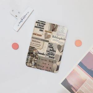 Könnte beinhalten: Eine Collage aus buchbezogenen Bildern und Texten, darunter die Sätze "alte Seele", "der Geruch von Büchern", "Bibliophile", "sie ist zu sehr auf Bücher versessen" und "ein Haus, das eine Bibliothek hat".