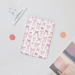 Pink Bows Personligt Kindle Basic 2024-fodral, Kindle 8/10/11/12:e, Colorsoft PaperWhite 5-fodral, KPW6, PaperWhite 6,8 tum, Present till mamma