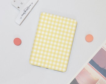 Sonnig Gelb Gingham Personalisieren Kindle Basic 2024 Hülle, Kindle 8/10/11/12, Colorsoft PaperWhite 5 Cover, KPW6, PW 17,8 cm, Geschenk für Sie