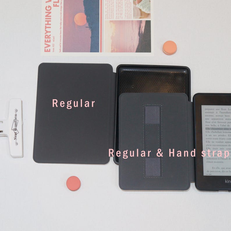 K&ouml;nnte beinhalten: Zwei schwarze Kindle E-Reader-H&uuml;llen. Die H&uuml;lle links ist eine normale H&uuml;lle. Die H&uuml;lle rechts hat einen Handriemen. Der Text "Regular" ist auf der linken H&uuml;lle aufgedruckt. Der Text "Regular & Hand strap" ist auf der rechten H&uuml;lle aufgedruckt.