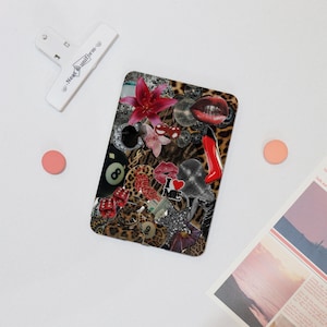 Könnte beinhalten: Eine Collage aus Bildern auf schwarzem Hintergrund. Die Collage enthält eine rote Blume, eine rote Lippe, einen roten High Heel, einen Leopardenprint, eine schwarz-weiße 8-Ball, einen Würfel, einen Dollar-Schein und einen Stern. Der Text "I Love Me" ist ebenfalls in der Collage enthalten.
