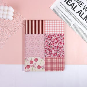 Coque pour iPad avec patchwork floral pour iPad Air 7/6/5, iPad A16/11/10/9, iPad Pro 2024 2022 11"13, iPad Mini 7/6/5, réveil/veille automatique, cadeau personnalisé pour elle