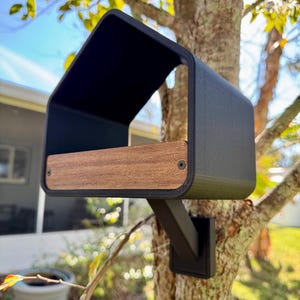 Puede incluir: Un juego de tres tazas de cerámica con un acabado moteado y mate. Las tazas son de color crema, gris claro y gris oscuro. Cada taza tiene un diseño simple y minimalista, ideal para café o té.