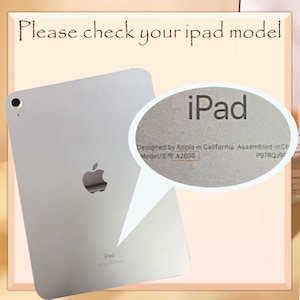 Op de afbeelding: Zilveren iPad met het Apple-logo en de tekst "Please check your ipad model". Een close-up toont het modelnummer A2696.