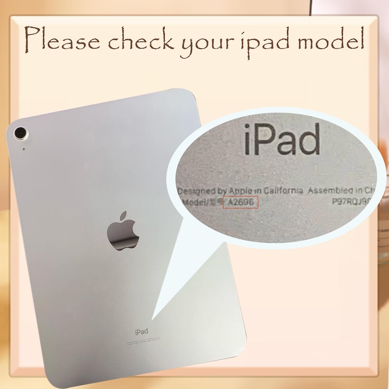Op de afbeelding: Zilveren iPad met het Apple-logo en de tekst "Please check your ipad model". Een close-up toont het modelnummer A2696.