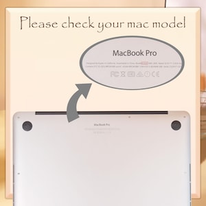 Pu&ograve; includere: Un laptop MacBook Pro argentato con la scritta "MacBook Pro" in basso. L'immagine include il testo "Please check your mac model" e una freccia che punta a un'etichetta con specifiche tecniche.