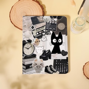 Peut inclure: Un collage monochrome avec une illustration de chat noir, des baskets montantes, un clap de cinéma, une cassette et un calendrier. D'autres éléments incluent une horloge, des dés et un chat en peluche.