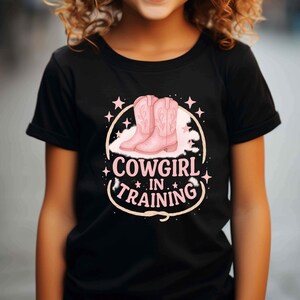 Camisa de entrenamiento de vaquera para bebé: Traje vaquero con botas rosas (descarga digital)