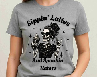 Scheletro donna che beve caffè PNG: design gotico di Halloween (download digitale)