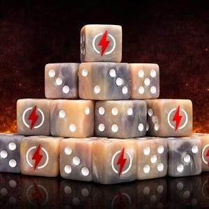 Może przedstawiać: Piramida dwunastu kości do gry z efektem marmuru w odcieniach szarości, beżu i bieli. Każda kość ma białe kropki i czerwony symbol błyskawicy. Tło to mroczna, ognista scena.