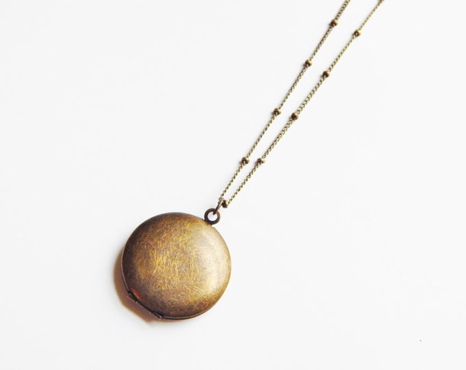 Elegant Vintage Locket Picture Frame Minimalist Long Necklace Gift for