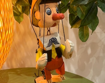 Marionetta vintage di Pinocchio in legno degli anni '70, burattino a filo intagliato a mano, giocattolo decorativo retrò, burattino da collezione