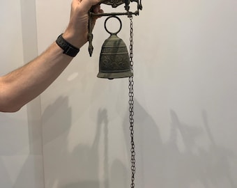 Antike Wand befestigte Messingglocke mit verzierten Gusseisen Halterung & Zugkette | Vintage Victorian Gothic Tür Ladengeschäft Kloster Glocke