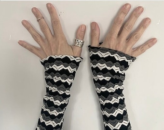 Poignets - Poignets - Manchette mi-longue - Burning Man Fashion - Gants sans doigts noirs et blancs - Wiccan - Accessoire vestimentaire - Taille unique