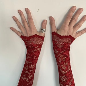 Poignets Poignets Burning Man Mode Gants en dentelle rouge Gants sans doigts Wiccan Accessoire vestimentaire Accessoire Taille unique image 4