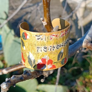 Bracciale a fascia in ottone e carta Giapponese dipinta a mano con simulazione tecnica kintsugi, alto circa 5 cm.