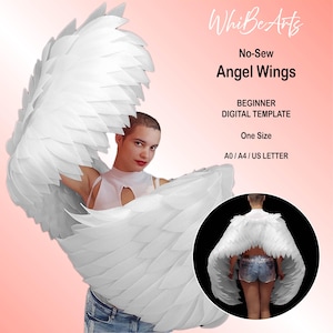Op de afbeelding: Witte, naadloze engelen vleugels met een gelaagd verenontwerp. De afbeelding bevat de tekst "Angel Wings" en "Beginner Digital Template". De vleugels worden getoond op een persoon die een witte top en jeans draagt. De vleugels zijn one size en A0/A4/US LETTER.