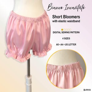 Puede incluir: Bombachos cortos de color rosa claro con cintura elástica y aberturas de pierna con volantes. El texto dice Bianco Incantato, Short Bloomers with elastic waistband, DIGITAL SEWING PATTERN, 4 SIZES, A0, A4, US LETTER y BI-P019. Incluye un recuadro circular.