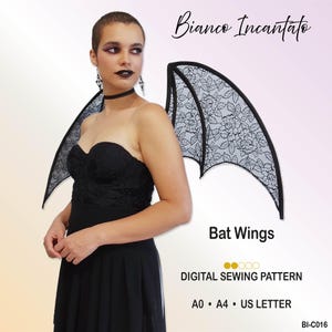 Puede incluir: Alas de murciélago de encaje negro con patrón floral y borde negro sólido. El texto dice Bianco Incantato, Bat Wings, DIGITAL SEWING PATTERN, A0, A4, US LETTER y BI-C016. Las alas se llevan sobre un top negro sin tirantes y una falda.