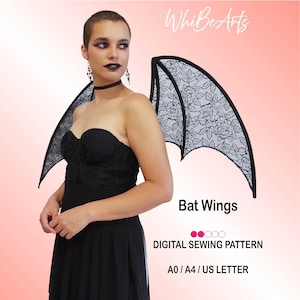 Könnte beinhalten: Schwarze Fledermausflügel aus Spitze mit schwarzem Besatz, präsentiert auf einer Person, die ein schwarzes Kleid trägt. Die Flügel sind ein digitales Schnittmuster, mit dem Text "Bat Wings" und "DIGITAL SEWING PATTERN" sichtbar.