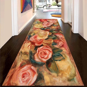 Puede incluir: Una alfombra larga y rectangular con un diseño floral de grandes rosas en tonos rosa, amarillo y naranja. La alfombra tiene un estilo pictórico, con pinceladas visibles y una paleta de colores cálidos, adecuada para un pasillo o entrada.