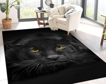 Puede incluir: Alfombra en blanco y negro con una imagen de primer plano de la cara de una pantera negra. La pantera tiene ojos amarillos brillantes.