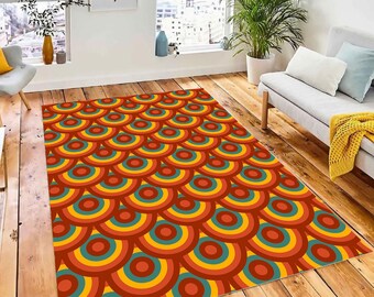 Può includere: Un tappeto colorato con un motivo ripetitivo di cerchi concentrici in tonalità di rosso, arancione, giallo e verde. I cerchi sono disposti a forma di squame di pesce.