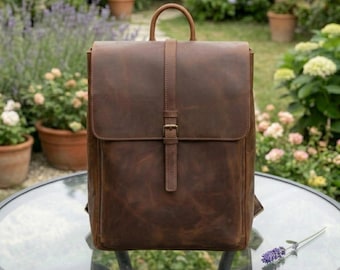Mochila de cuero para mujer y hombre, mochila vintage para portátil, bolso de viaje minimalista, mochila de piel de vaca marrón, bolso de trabajo con solapa sencilla, regalo para viajeros.