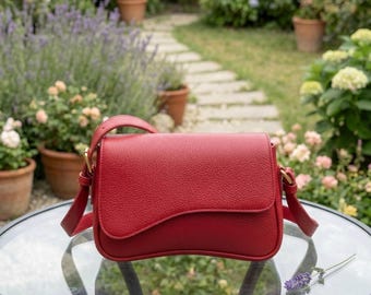 Bolso bandolera rojo para mujer, pequeño bolso de piel sintética, bolso de hombro vintage, bolso minimalista con solapa, bolso retro para el día a día, regalo para ella.