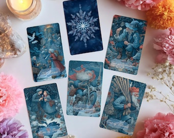 Peut inclure: Un jeu de cartes de tarot avec des illustrations sur le thème de l'hiver. Les cartes présentent des images de personnages dans des paysages enneigés, un flocon de neige et des scènes avec du texte. Les cartes sont disposées sur une surface blanche avec des fleurs et une bougie allumée.