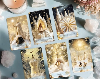 Peut inclure: Un ensemble de cartes de tarot avec des scènes hivernales dorées et blanches. Les cartes présentent des illustrations de L'Empereur, La Grande Prêtresse, La Roue de la Fortune, La Tour, Justice et Le Soleil. Une bougie allumée et des cristaux sont en arrière-plan.