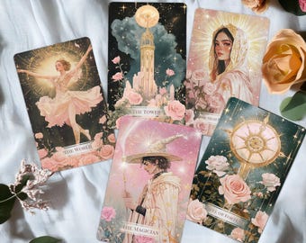 Puede incluir: Cinco cartas de tarot con ilustraciones florales y celestiales. Las cartas presentan imágenes de una bailarina, una torre, una mujer con un tocado, un mago y una rueda. Cada carta tiene un título en la parte inferior y está rodeada de rosas rosas.