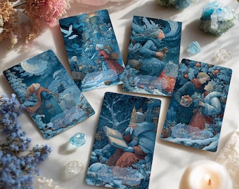 Peut inclure: Cinq cartes de tarot avec des illustrations sur le thème de l'hiver, dans des tons de bleu, de rouge et de blanc. Chaque carte présente une scène différente avec des personnages en vêtements d'hiver, des arbres et de la neige. Les cartes sont disposées sur une surface blanche avec des cristaux et des fleurs.