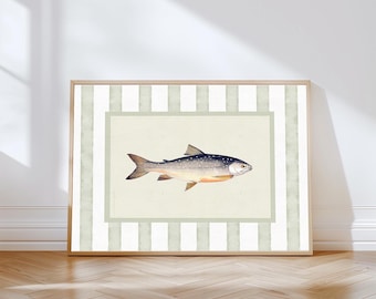 Può includere: Una stampa incorniciata con un'illustrazione dettagliata di un pesce. Il pesce è raffigurato in tonalità di grigio, blu e giallo, con macchie scure lungo la schiena. L'opera d'arte è ambientata su uno sfondo beige chiaro, incorniciata da un motivo a strisce in verde chiaro e bianco.