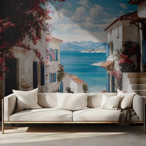 Carta da parati murale con villaggio costiero greco - Arte murale estiva bianca e blu con bouganville, vista mare e case in pietra illuminate dal sole