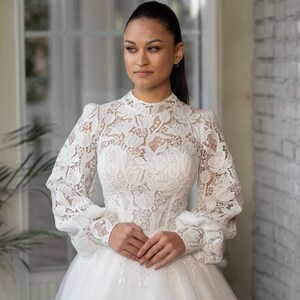 Vestido de novia vintage de encaje con detalles florales - Encuentra en nuestra boutique nupcial, vestido de novia informal con corsé y mangas - Vestido de novia único
