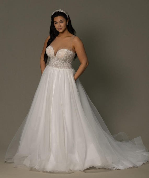 Ivory Tulle Wedding Dress, Corset Bodice, Beaded Embroidery - Etsy