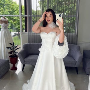 Robe de mariée personnalisée | élégante robe de mariée en satin avec appliqué floral | Robe de mariée trapèze sans bretelles avec traîne | Fabriqué sur commande