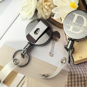Insignia retráctil de metal, llavero retráctil, regalo personalizado de oficina, porta credencial médica, regalo para doctor, regalo para compañero de trabajo, porta credencial de empresa