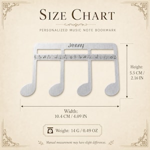 Puede incluir: Un marcap&aacute;ginas de metal plateado con forma de nota musical, el nombre Jenny y un dise&ntilde;o de pentagrama. Mide 5,5 cm de alto, 10,4 cm de ancho y pesa 14 g. El texto SIZE CHART y PERSONALIZED MUSIC NOTE BOOKMARK es claramente visible.