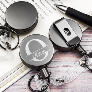 Insignia metálica retráctil, llavero retráctil, regalo personalizado para la oficina, porta credencial médica, regalo para médicos, regalo para compañeros de trabajo, porta identificación de empresa