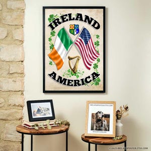 Könnte beinhalten: Ein gerahmter Druck mit dem Text "IRELAND AMERICA" in schwarzen Buchstaben auf weißem Hintergrund. Die irische und amerikanische Flagge sind hinter dem Text gekreuzt, mit einer Harfe in der Mitte. Die Flaggen sind von grünen Kleeblättern umgeben.