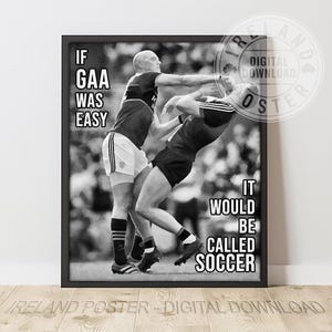 Könnte beinhalten: Schwarzweißfoto von zwei Männern, die Gaelic Football spielen. Der Text "Wenn GAA einfach wäre, würde es Fußball heißen" ist auf dem Bild gedruckt.