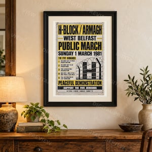Puede incluir: Un póster enmarcado titulado H-BLOCK/ARMAGH WEST BELFAST PUBLIC MARCH SUNDAY 1 MARCH 1981. El texto enumera THE FIVE DEMANDS y presenta un gráfico de una letra H grande detrás de alambre de púas, con el texto PEACEFUL DEMONSTRATION.