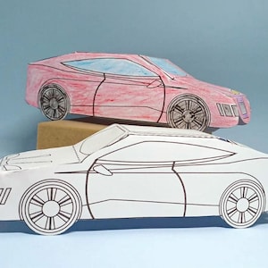 Könnte beinhalten: Zwei Papiermodell-Autos, eines rot und eines weiß, sind nebeneinander abgebildet. Das rote Auto ist teilweise vom weißen Auto verdeckt. Beide Autos haben schwarze Umrisse und sind im Cartoon-Stil gezeichnet.