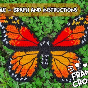 Puede incluir: Una mariposa de ganchillo con alas naranjas, rojas y amarillas, contorneadas en negro. El texto "PDF FILE - GRAPH AND INSTRUCTIONS" est&aacute; en la parte superior, y "FRANTIC CROCHET" en la parte inferior derecha. La mariposa est&aacute; sobre un lecho de tr&eacute;boles verdes.