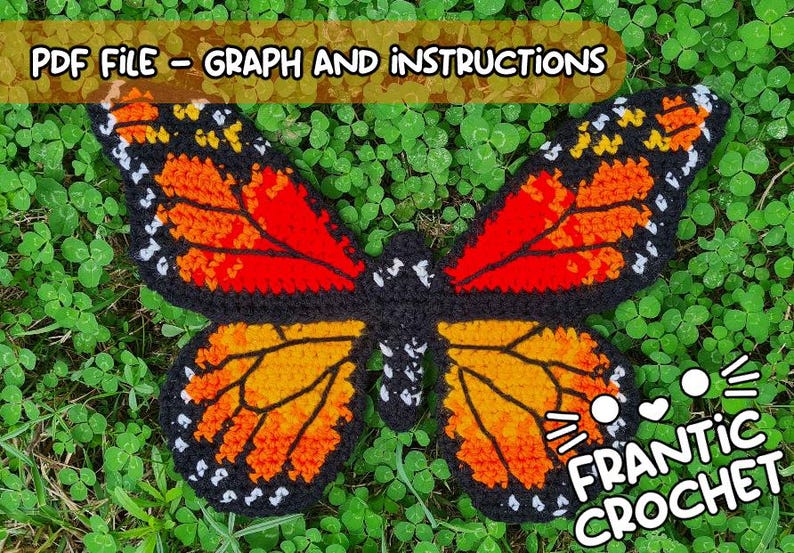 Puede incluir: Una mariposa de ganchillo con alas naranjas, rojas y amarillas, contorneadas en negro. El texto "PDF FILE - GRAPH AND INSTRUCTIONS" est&aacute; en la parte superior, y "FRANTIC CROCHET" en la parte inferior derecha. La mariposa est&aacute; sobre un lecho de tr&eacute;boles verdes.