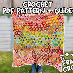 Può includere: Una colorata coperta all'uncinetto con un motivo a nido d'ape nei toni del rosso, giallo, arancione e blu. La coperta è mostrata davanti a una recinzione bianca e erba verde. Il testo sull'immagine recita "CROCHET PDF PATTERN + GUIDE" e "FRANTIC CROCHET".
